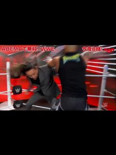 [x]中邑真輔のインタビュー中にレスラー乱入で大乱闘！？破壊と大暴れの『RAW』ダイジェスト映像 - YouTube
