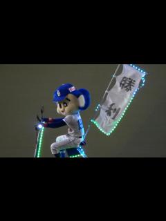 [x]2023.04.06 今季初のビクトリーショーに昭和の珍走族みたいなバイクで現れたドアラ - YouTube