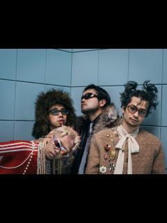 [x]King Gnu新ビジュアル＆劇場版「コナン」主題歌の煌々と輝くジャケット公開 - 音楽ナタリー