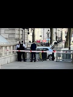 [x]英首相官邸の門に車が衝突 警察はテロではないと - BBCニュース