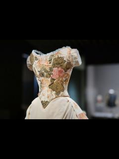 [x]上皇后さま 修復を支援してきた昭憲皇太后のドレス「大礼服」を鑑賞 明治神宮ミュージアムを訪問｜TBS NEWS DIG - YouTube