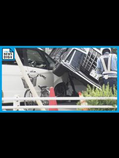 [x]37歳女が運転の車が事故避けようと歩道に乗り上げる 信号待ちの自転車と衝突し自転車の74歳男性が死亡 - YouTube