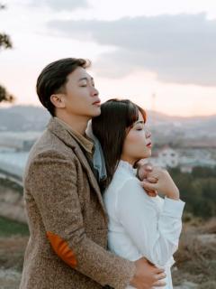 [x]結婚式の日に花嫁の額にキスするエレガントなアジア人男性：無料の写真素材