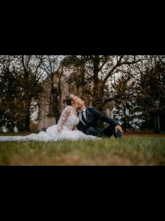 [x]フリー写真画像: 花嫁, 村, 花婿, ウェディングブーケ, 結婚式場, ウェディングドレス, 馬, 男, 愛, カップル