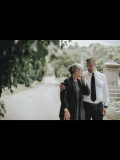 [x]「悼む」の意味や語源とは？使い方の例文や類語「偲ぶ」も解説 | TRANS.Biz