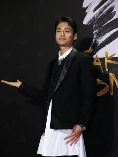 [x]金馬／大鶴紅毯主持到一半⋯ 突然彎下腰「幫女嘉賓提裙襬」暖爆